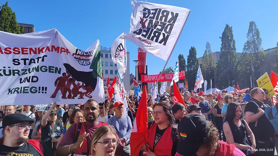 25.000 Menschen demonstrieren auf der zentralen Kundgebung des DGB in Bayern am 26.09.2026 in Nürnberg gegen Sozialabbau.